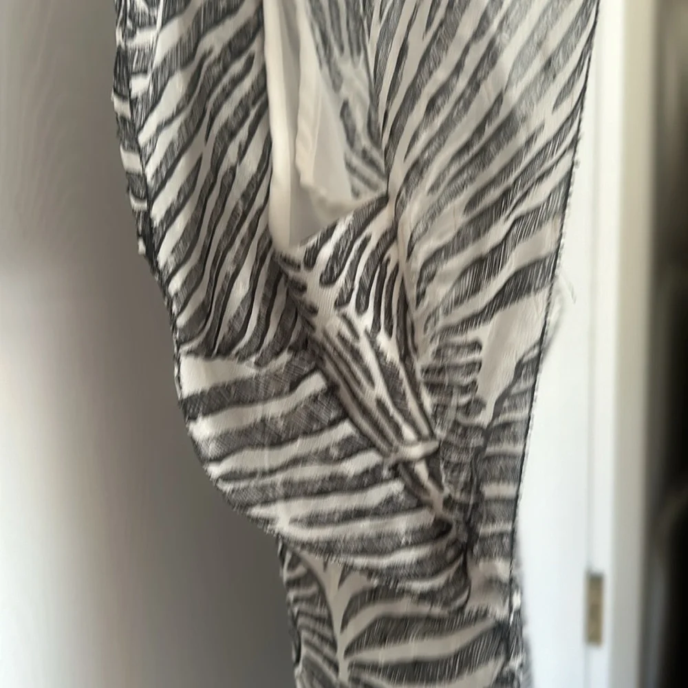 White House Black Market black & White Blouse - Picture 6 of 7